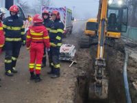 Un lucrător a fost prins sub un mal de pământ