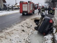 Autoturism răsturnat în afara părţii carosabile