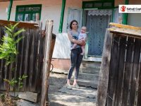 Aproape una din zece naşteri în România provine de la mame adolescente