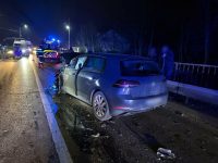 Un autoturism condus de o femeie a fost acroşat de un autobuz tractat