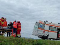 Bărbat din Şcheia, cu încheiturile mâinilor însângerate, găsit pe marginea DN 17 după o tentativă de sinucidere