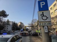 Poliţiştii locali au ridicat două autoturisme parcate pe locurile destinate persoanelor cu dizabilităţi