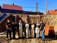 Slujbă de binecuvântare la începutul construirii unei case pentru familia Brânză din Putna