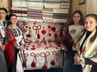 Mărţişoare tradiţionale împletite, în cununa primăverii, cu cele literare