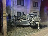 Un şofer băut a lovit un podeţ şi a intrat cu maşina într-o clădire