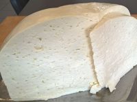 Medicii veterinari verifică laptele şi brânzeturile comercializate în pieţe de micii producători