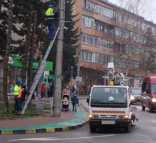 Se elimină stâlpii fostei reţele electrice de contact a troleibuzelor