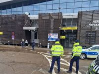 Amenzi şi certificate de înmatriculare retrase în urma verificării legalităţii serviciilor de taxi şi transport alternativ în zona Aeroportului Suceava