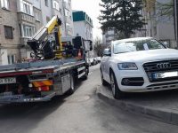 Poliţia Locală Suceava ridică maşini parcate neregulamentar pe trotuar