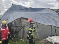 Tencuială căzută de pe bloc şi tablă de acoperiş, purtate de vânt, au avariat maşini în Suceava şi Fălticeni