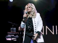 Cântăreaţa Bonnie Tyler a ieşit din coma indusă, dar e în continuare în stare gravă