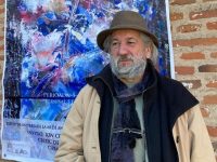 Artistul Mihail Gavril revine la Fălticeni cu expoziţia „Albastros”