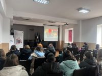 Elevi şi studenţi din Fălticeni şi Suceava, implicaţi în ateliere de informare asupra consumului de alcool şi droguri