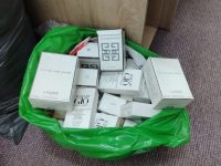 Produse de lux contrafăcute, în valoare de peste 717.000 lei, descoperite de poliţişti în zona Vatra Moldoviţei
