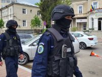 Şapte persoane reţinute, printre care doi poliţişti de frontieră şi trei agenţi vamali, după destructurarea a trei grupuri infracţionale specializate în contrabandă la frontiera cu Ucraina