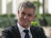 Un actor din serialul „Emily in Paris” a murit la vârsta de 69 de ani