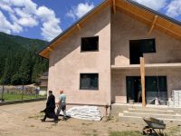 Arhiepiscopia Sucevei şi Rădăuţilor continuă sprijinul pentru sinistraţii din Broşteni