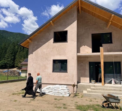 Arhiepiscopia Sucevei şi Rădăuţilor continuă sprijinul pentru sinistraţii din Broşteni