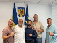 Luptători kickboxing, antrenori şi promotori, primiţi la Primăria Suceava