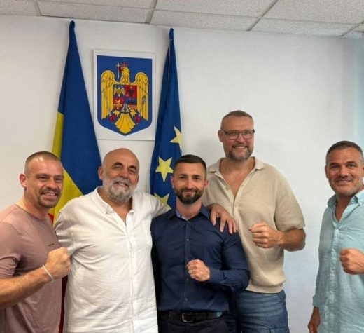 Luptători kickboxing, antrenori şi promotori, primiţi la Primăria Suceava