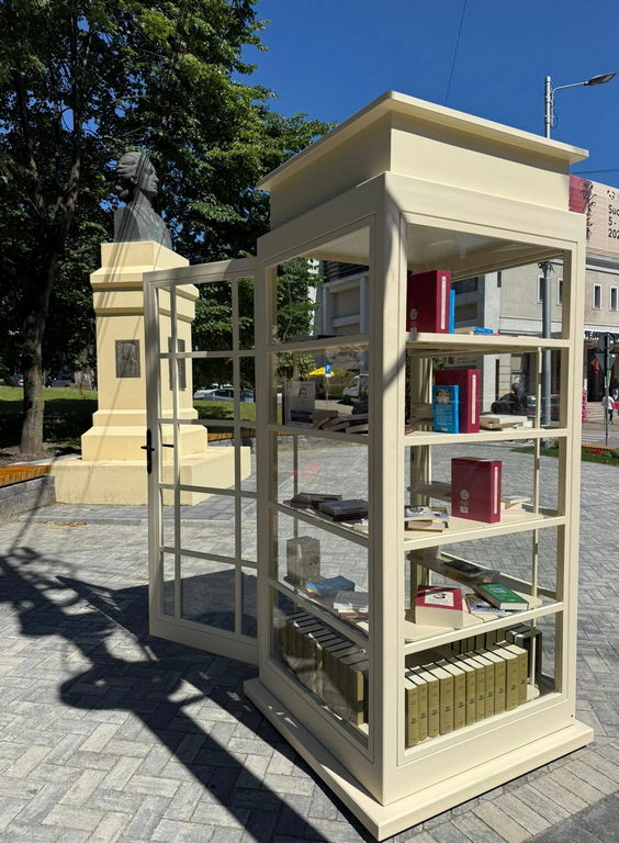 Minibibliotecă în piaţeta cu bustul lui Mihai Eminescu