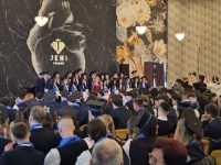 Să fiţi proprii voştri antreprenori şi să investiţi în propria persoană
