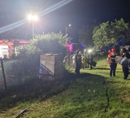 O adolescentă de 15 ani a murit carbonizată într-un incendiu