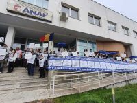 Aproape 200 de funcţionari din Finanţe, protest în faţa sediului Direcţiei Antifraudă