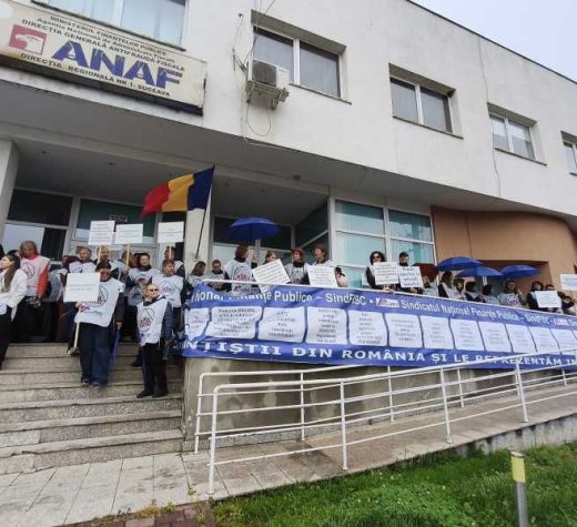 Aproximativ 30 de inspectori antifraudă din Suceava au protestat spontan faţă de proiectul Legii unice a salarizării