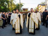 Mii de credincioşi la procesiunea cu moaştele Sfântului Ioan cel Nou de la Suceava