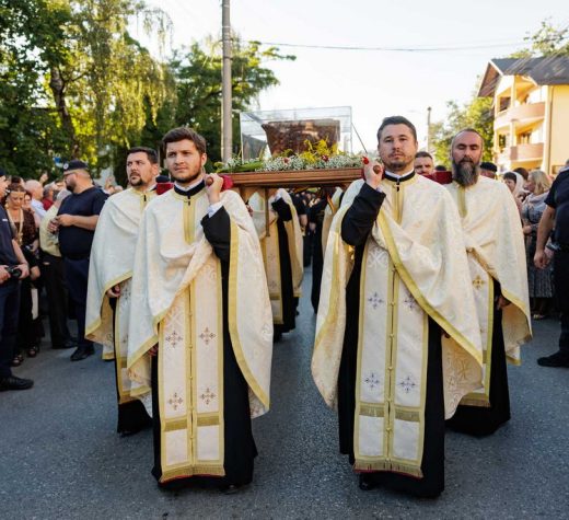 Mii de credincioşi la procesiunea cu moaştele Sfântului Ioan cel Nou de la Suceava