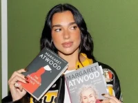Dua Lipa şi-a creat o bibliotecă de cărţi cenzurate într-o librărie celebră din Portugalia