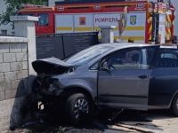 O maşină a lovit un cap de pod