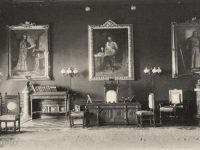 În această fotografie din anii ’20-’30 ai secolul XX, se văd bine busturile, care au fost în sala Mitropolitului şi Episcopului Bucovinei.