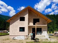 La aproape un an de la inundaţiile din Bazinul Dornelor, Arhiepiscopia Sucevei şi Rădăuţilor continuă să reclădească speranţa la Broşteni