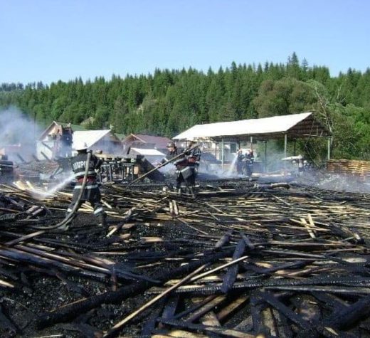 Incendiu violent la o fabrică de prelucrare a lemnului