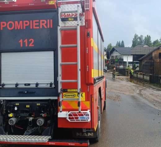 Arbori căzuţi, canalizări înfundate, curţi inundate