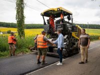 „De aproape 15 ani nu a mai văzut drumul ăsta asfalt”