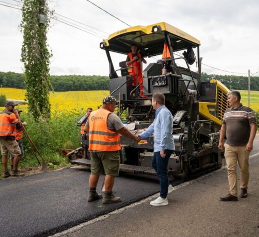 „De aproape 15 ani nu a mai văzut drumul ăsta asfalt”