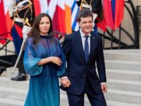 Nicuşor Dan, însoţit de Mirabela Grădinaru la parada militară de pe Champs-Élysées