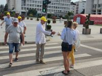 Membrii AUR Suceava continuă acţiunea de distribuire gratuită a apei plate