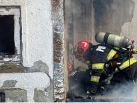 Bărbat de 52 de ani, salvat de pompieri din incendiu, după ce a adormit cu ţigara aprinsă