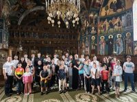 Şcoală de Vară pentru copii, cu jocuri, ateliere şi bucurie în curtea bisericii