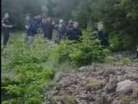 Zeci de turişti polonezi, coborâţi de pe munte de jandarmi