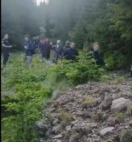 Zeci de turişti polonezi, coborâţi de pe munte de jandarmi